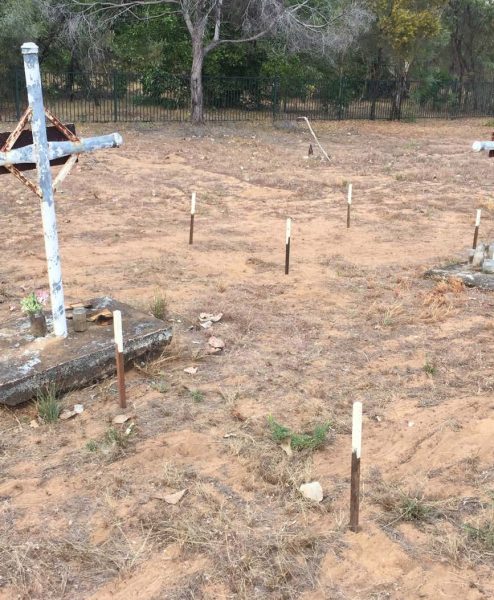 Unmarked grave identied with GPR between two marked graves at Mapoon Cemetery. is person’s grave was known to exist, however the exact
location of their burial was forgotten, and through identication with GPR, is now able to be commemorated appropriately (Source: E. St Pierre).